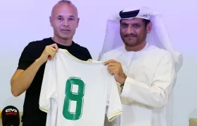 Andrés Iniesta con Youssef Abdullah Al-Batran, presidente del Emirates Club. 