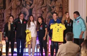 Gustavo Petro con las jugadoras Daniela Montoya, Leicy Santos, Catalina Pérez y el técnico Nelson Abadía.