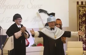 Alejandro Sanz recibiendo el reconocimiento.