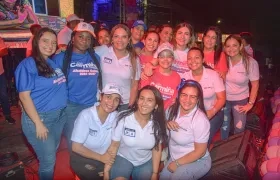La candidata a la Alcaldía de Galapa Carmiña Navarro con algunas de las mujeres que la acompañaron