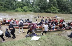 Migrantes son transportados en canoas en el sector de Lajas Blancas en el Darién.