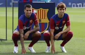 Los portugueses Joao Cancelo y Joao Félix, últimas incorporaciones del Barcelona. 