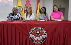 La rectora seccional, Beatriz Tovar Carrasquilla, junto a Zhejer Gutiérrez, Vilma Riaño y Reyna Elizabeth.