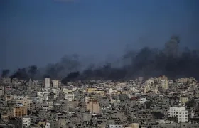 El humo se eleva desde el puerto de Gaza tras un ataque aéreo israelí este jueves