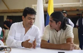 El Comisionado de Paz, Camilo Rueda, y el delegado de la disidencia de FARC, Iván Lozada.