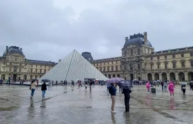 El Museo del Louvre que está ubicado en París, Francia.
