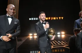 Lionel Messi recibiendo su octavo Balón de Oro.