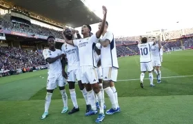 Los jugadores del Real Madrid celebrando el segundo tanto de Jude Bellingham.