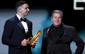 Emiliano 'Dibu' Martínez recibió el premio de su padre, Alberto.