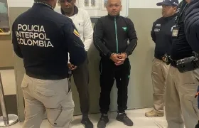 Omar Ambuila durante su proceso de extradición junto con las autoridades.