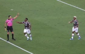 Wílmar Roldán expulsando a un jugador de Fluminense.