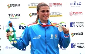 Gabriela Bolle en el podio con su medalla de plata. 