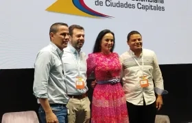 Alcaldes electos de Cúcuta, Bogotá y Riohacha, con la presidenta de Asocapitales.