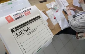 Fotografía de material para el plesbicito en el centro de votación en Chile