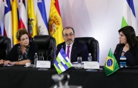 El presidente de la CAF, el samario Sergio Diaz-Granados junto a Vilma Rousseff, presidente de NDB-Int, en un encuentro este viernes en Brasil