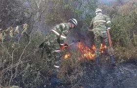 Soldados del Ejército atendiendo un incendio forestal en Antioquia. 