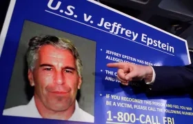Cartel con el que la Justicia estadounidense pedía el arresto del fallecido financiero Jeffrey Epstein.