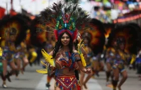 Una integrante de una comparsa baila la danza 'Tobas' hoy, durante un desfile del carnaval en Oruro (Bolivia). 