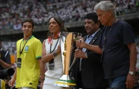 Flavia Kurtz, hija de Pelé, ingresa a la cancha con el trofeo de la Supercopa.