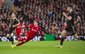 Bobby Clark marca el segundo gol del Liverpool. 
