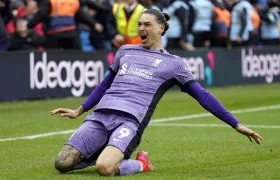 Darwin Núñez celebra tras marcar de cabeza el gol que le dio la victoria al Liverpool. 