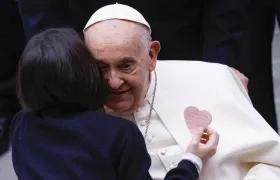 Un niño abraza al Papa durante una audiencia especial de hoy con los directivos y el personal del Hospital Infantil 'Bambino Gesú'.