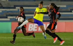 La brasileña Milena Ferreira disputa la pelota con Mary José Álvarez. 