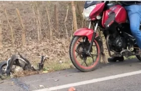 La motocicleta de la víctima quedó tendida a un lado de la vía. 