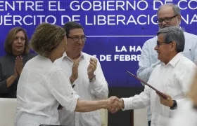 Vera Grabe, jefa del equipo de negociación del Gobierno de Colombia, y Pablo Beltrán, jefe negociador del ELN.