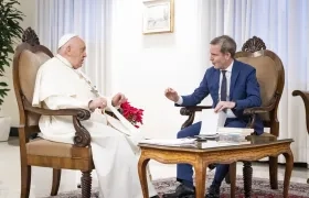 El Papa Francisco conversa con el periodista español Javier Martínez-Brocal.
