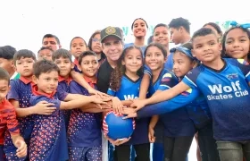 Alcalde Alejandro Char junto a niños durante la obra en La Magdalena.