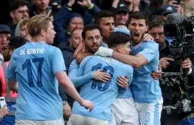 Bernardo Silva es felicitado por sus compañeros tras marcar el gol que le dio la victoria al Manchester City.