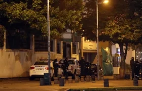 Agentes policiales y militares hacen presencia a las afueras de la Embajada de México el jueves en Quito