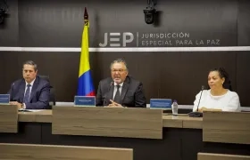 Magistrados de la JEP presididos por Roberto Vidal