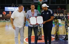 El homenajeado Gianluca Bacci con los diputados Harry Canedo y Estéfano González. 