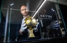 François Thierry, experto en objetos deportivos de Aguttes, con el Balón de Oro de Maradona. 