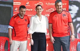 Jorge Da Silva, nuevo técnico del América, con la presidenta Marcela Gómez y su preparador físico Manuel Cabrera.