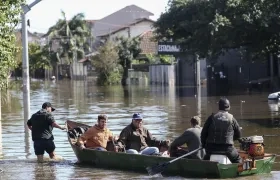 Rescatistas navegan en una inundación en el río Gravataí, en el barrio de Matias Velho, en Porto Alegre.
