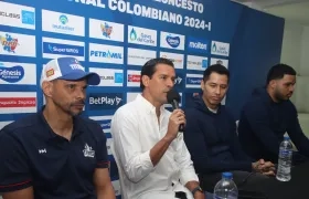 El presidente de Titanes, Alberto Caparroso, acompañado de Tomás Díaz, Fabián Jaimes y Soren De Luque. 