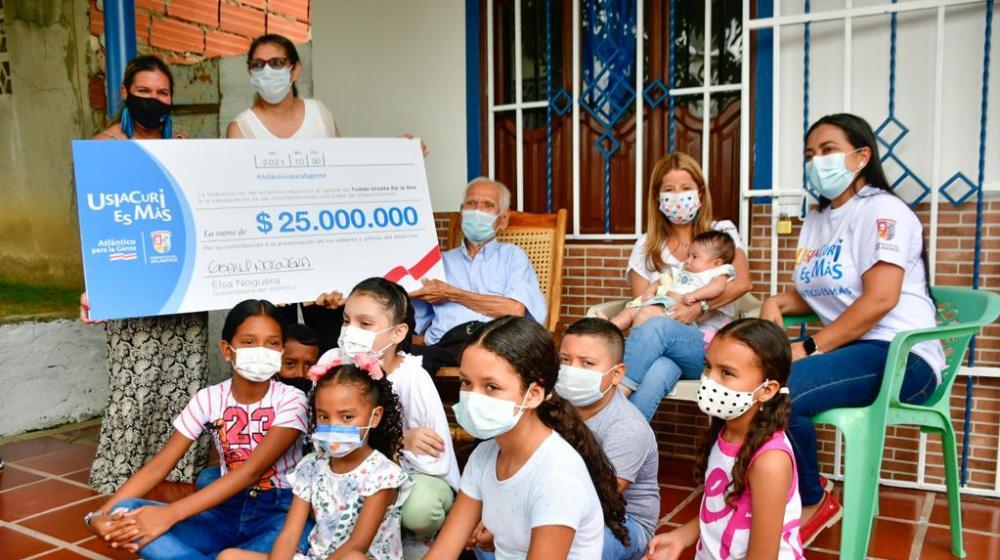 Cheque de 25 millones de pesos para el Pesebre Vivo de Usiacurí, que dirige Tomás Urueta.