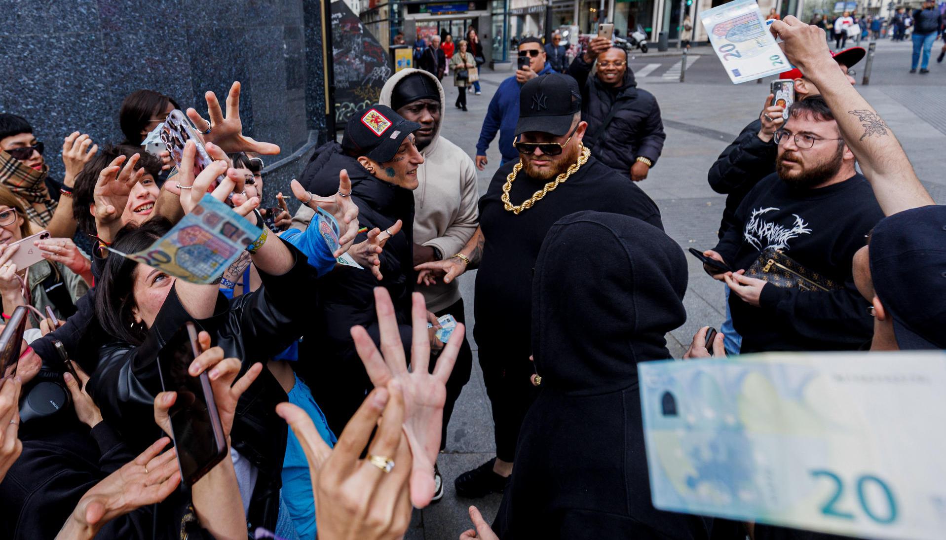 El rapero español Yung Beef en pleno centro de Madrid, cuando lanzaba euros al aire.