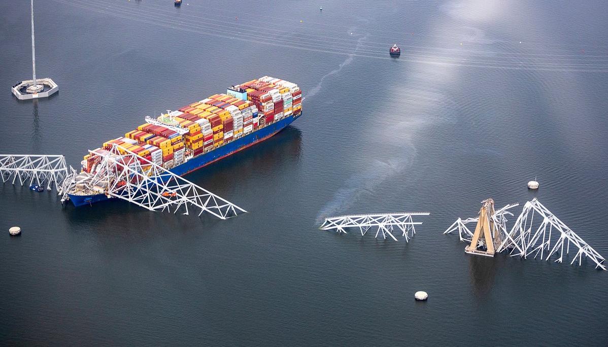 Vista desde un dron del puente de Baltimore colapsado y el carguero