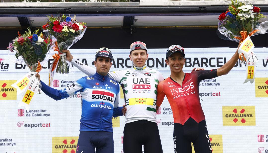Egan Bernal en el podio de la Vuelta a Cataluña junto a Mikel Landa y Tadej Pogacar. 