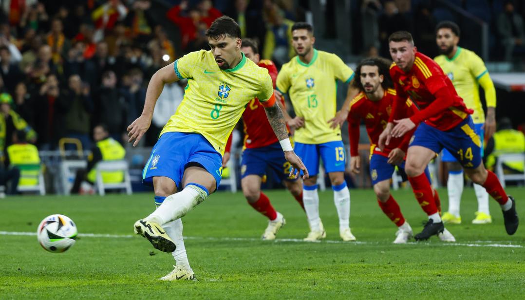 Lucas Paquetá, de penalti en tiempo de reposición, le dio el empate 3-3 a Brasil ante España.