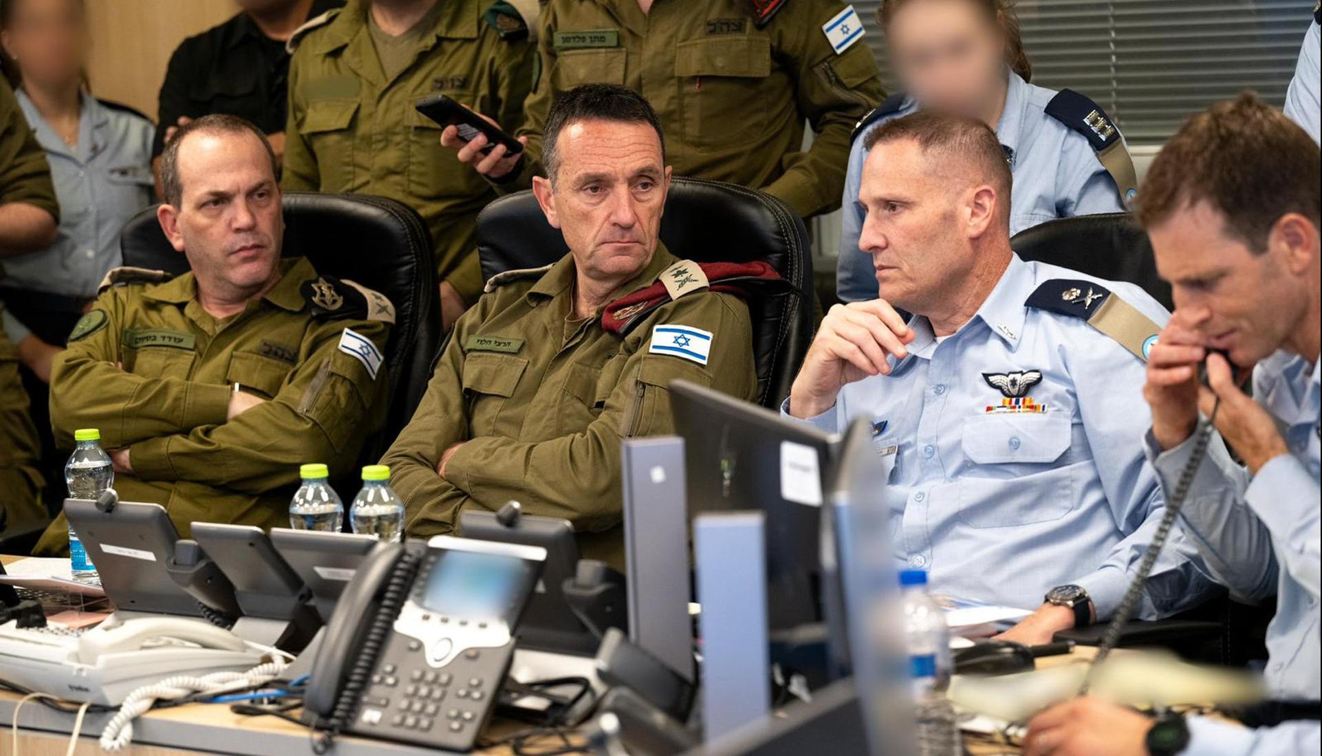El jefe del Estado Mayor del Ejército de Israel, Herzi Halevi (2i), y el mayor general de las Fuerzas Aéreas de Israel, Tomer Bar