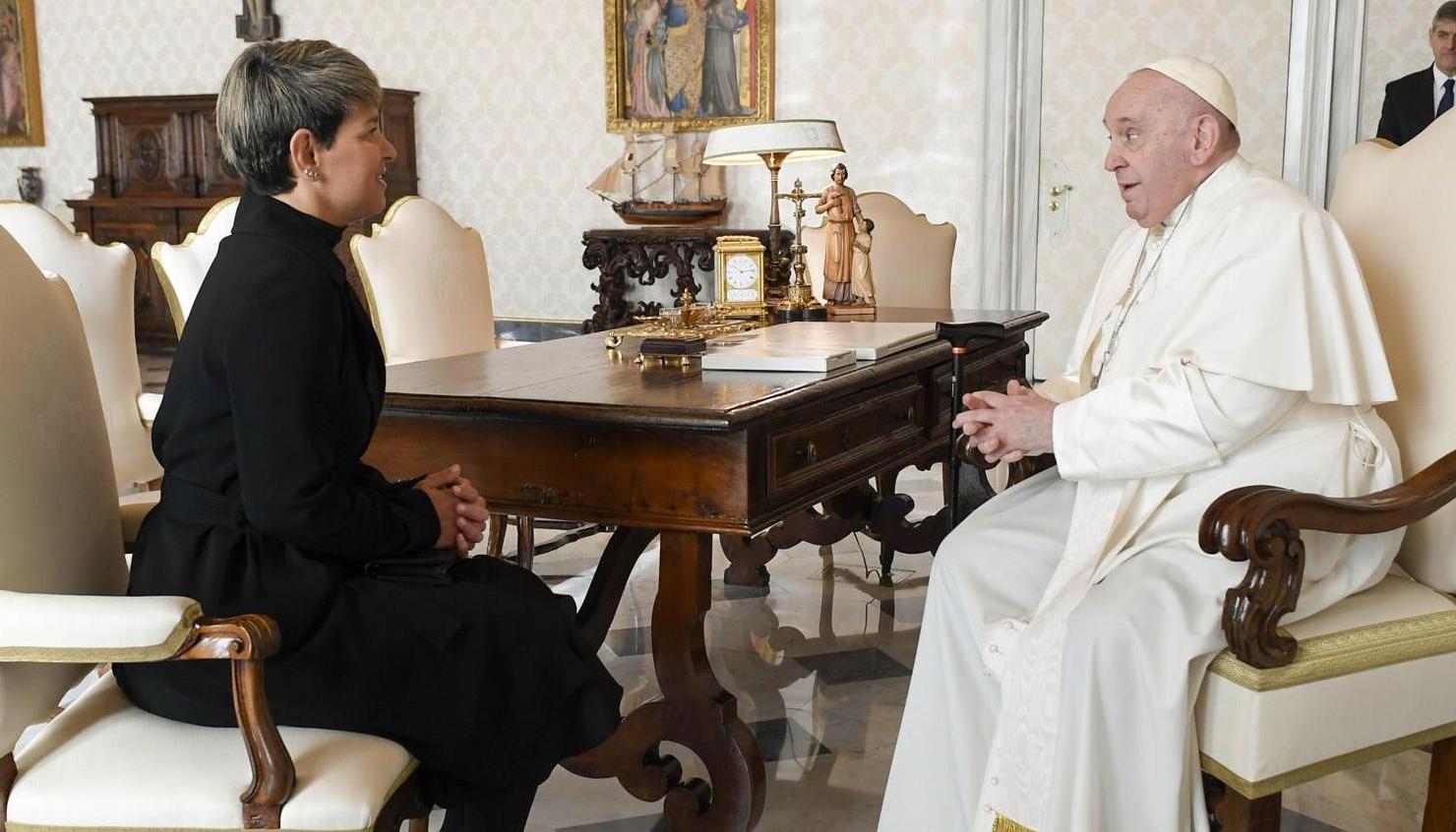 Verónica Alcocer y Papa Francisco.