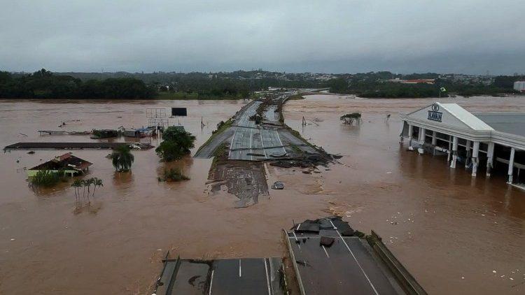 Vastas zonas inundadas y destruidas dejó a su paso el desbordamiento de varios ríos en el sur de Brasil