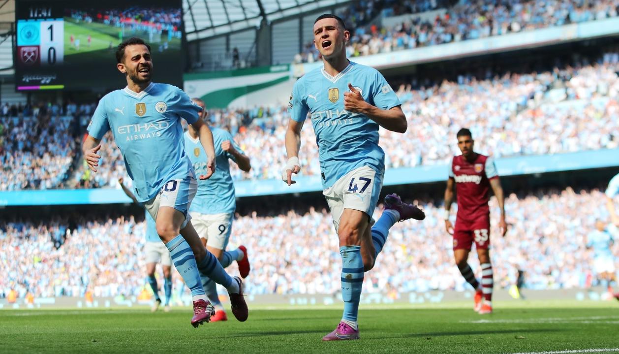 Bernardo Silva y Phil Foden festejan el segundo gol del Manchester City. 