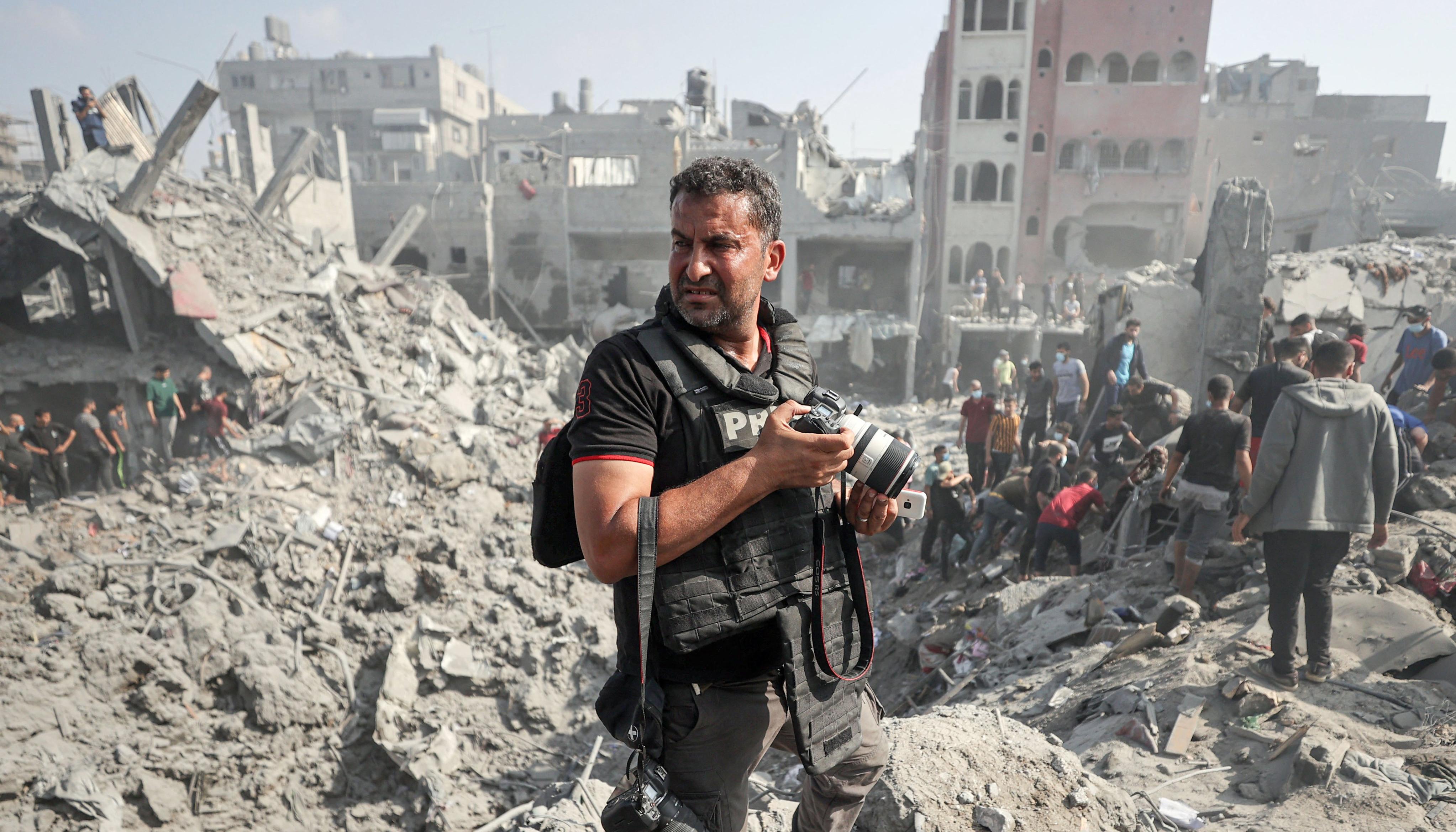 Uno de los reporteros palestinos que cubren la guerra en Gaza