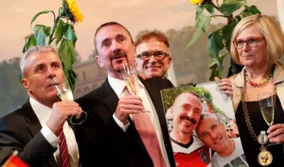 Ayuntamientos y registros civiles en Alemania abrieron hoy domingo de manera extraordinaria sus puertas para casar a parejas homosexuales.
